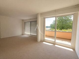  Appartement à louer 3 pièces 86 m²