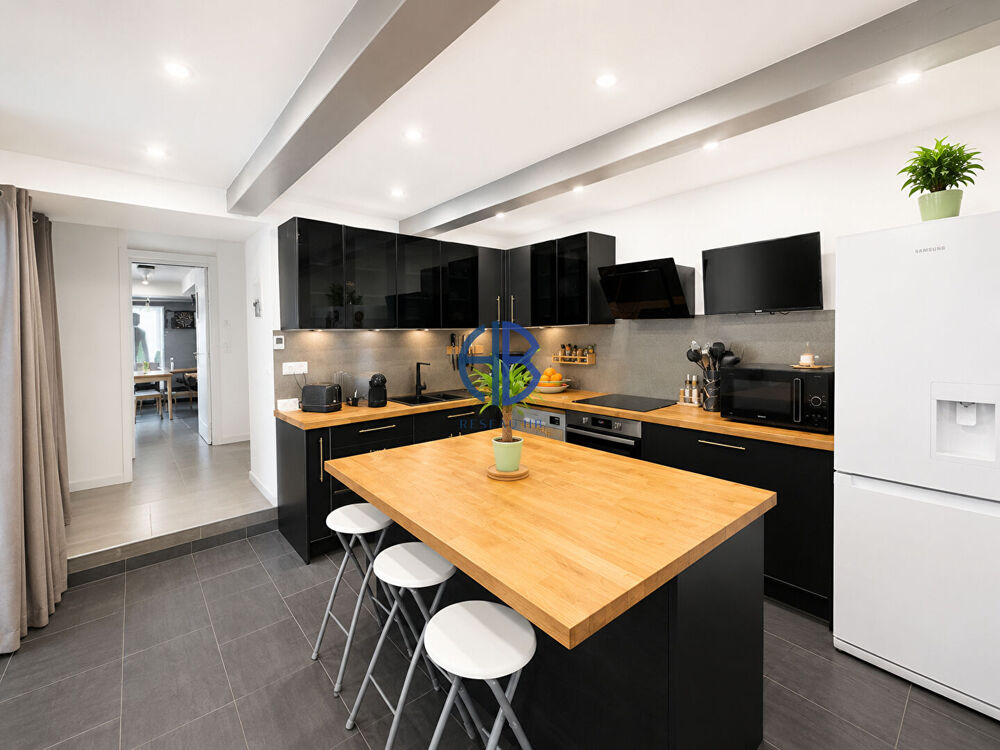 Vente Maison À vendre ! Magnifique maison mitoyenne entièrement rénovée ? 3 chambres ? Grand garage ? Environ 110 m² habitables Les avenieres veyrins thuellin