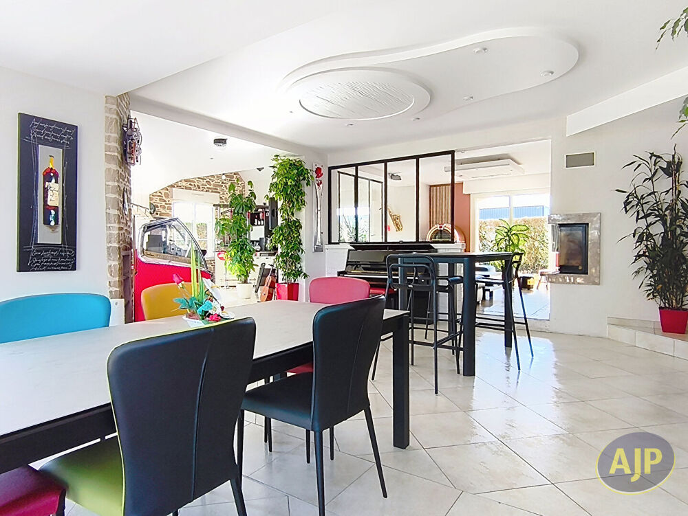 VITRE EN CAMPAGNE Maison 8 pièce(s) 257.84 m2