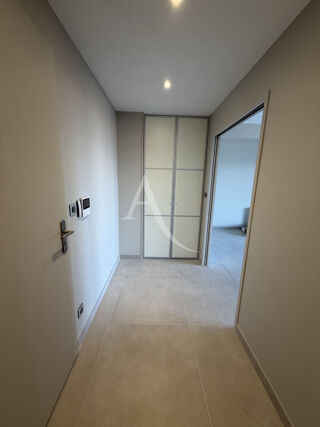  Appartement à louer 3 pièces 100 m²
