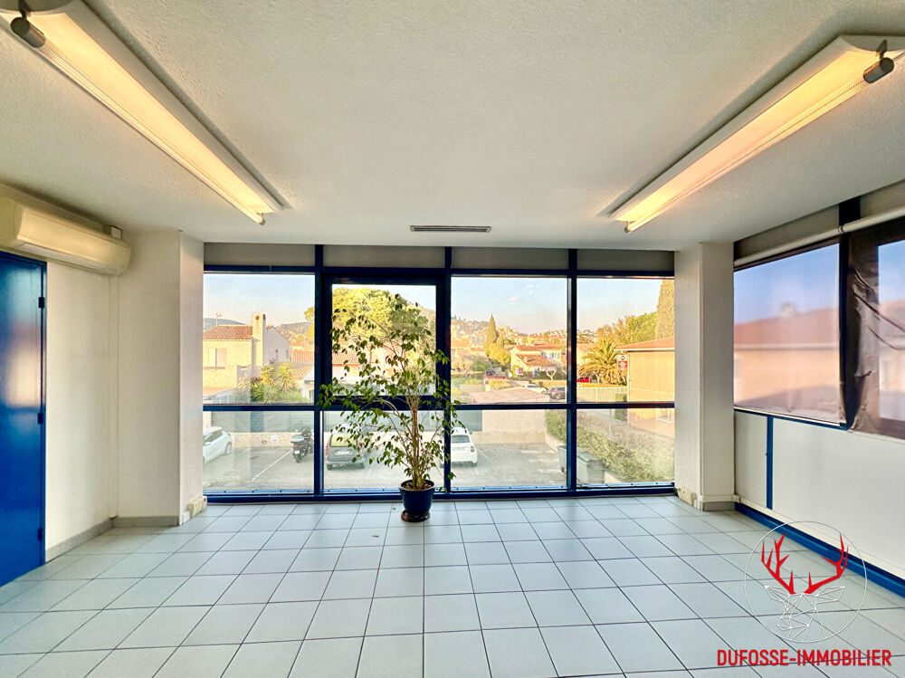   BUREAUX 304 m²  PROXIMITÉ AXES AUTOROUTIERS & CENTRE-VILLE 13 PARKINGS Hyeres