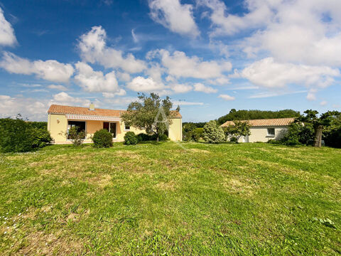   Maison familiale de plus de 130 m² avec vue imprenable sur le marais et garage indépendant de 50 m² à Sallertaine Maison - 5 pièce(s) - 133 m²