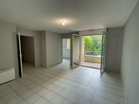 Appartement T3, 60 m² avec balcon et place de parking 560 Caussade (82300)