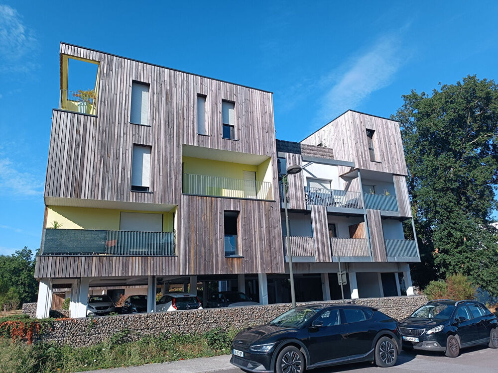 Appartement à vendre de 80 m2 avec une terrasse de 40 m2 au dernier étage d'une copropriété récente.
