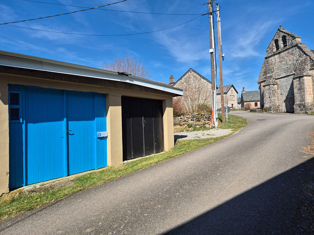 Vente Maison CORRÈZE. Proche MEYMAC. Maison en parfait état comprenant 3 chambres, 2 garages et un jardin de 362 m². Chavanac