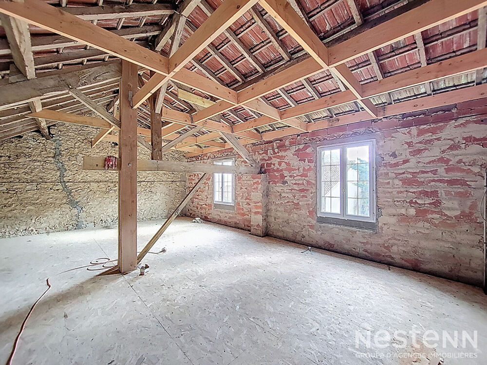 A Vendre Maison en pierre de 146 m² à finir de rénover avec jardin au coeur de Gondrin