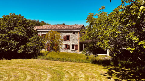   Belle maison en pierre entourée de bois et prairies de plus de 64 ha Maison - 8 pièce(s) - 347 m²