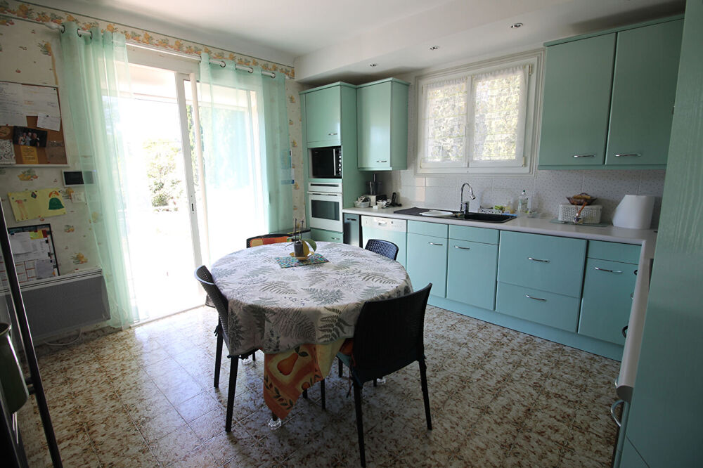 NIMES PROCHE CENTRE VILLE très belle villa en R+1 avec deux appartements P3 et P4.Piscine.Terrain 1127m².