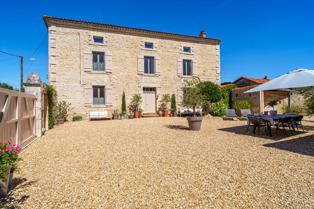 Magnifique Maison de Caractère Élégante et Entièrement Rénovée avec Cour Intérieure Close, Jardin et Nombreuses Dépendances