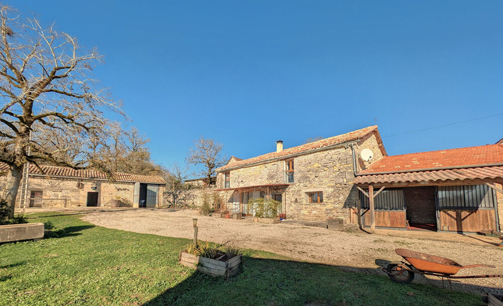 Maison de hameau avec dépendances. Caylus