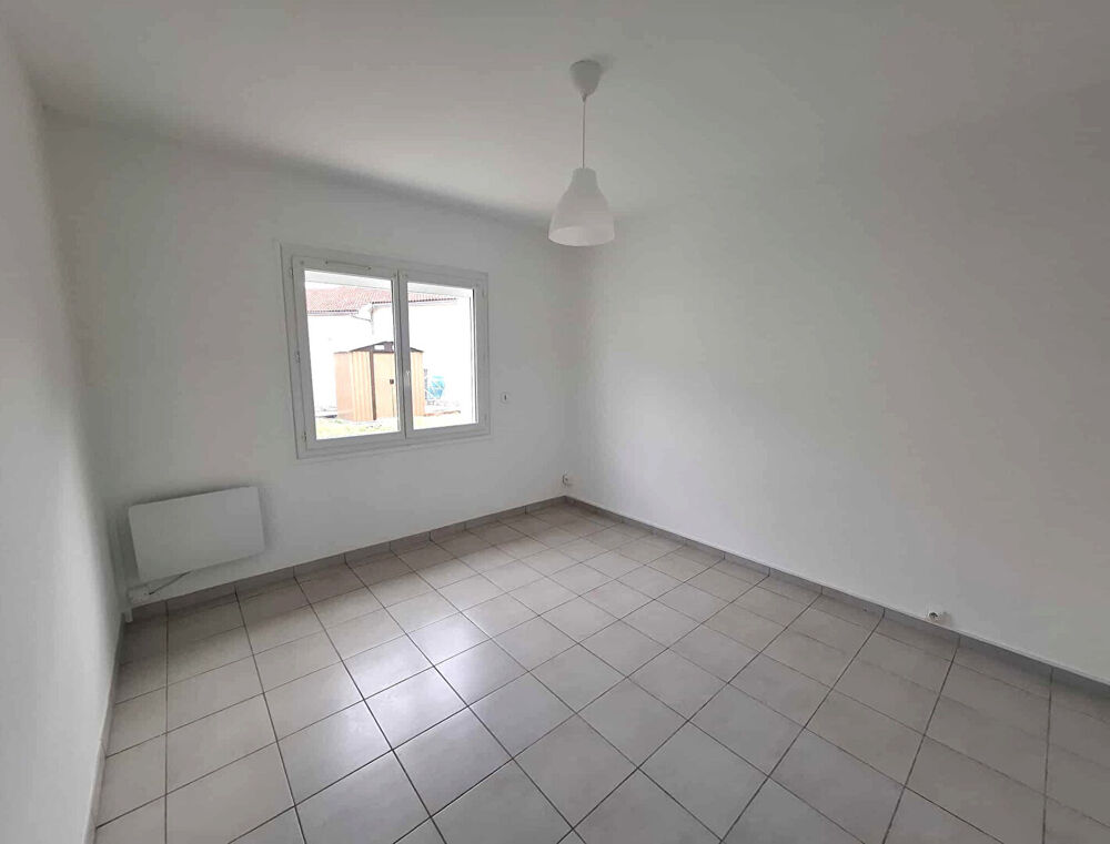 Ensemble immobilier rénové Deux maisons et un garage loués, revenus immédiats