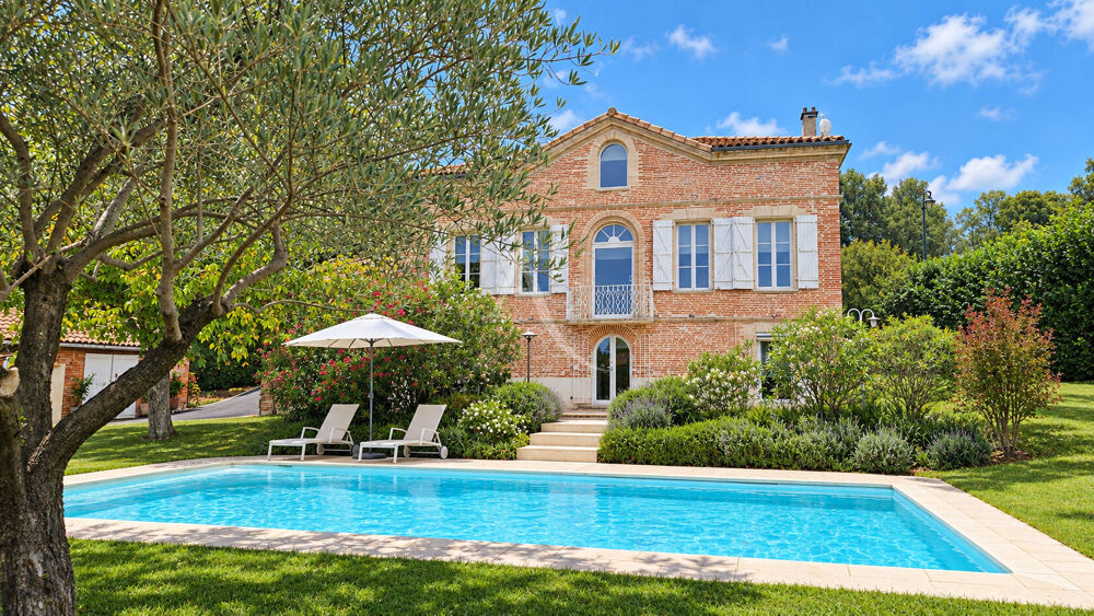 Montjoire, maison de caractère type 6 avec piscine et dépendances.