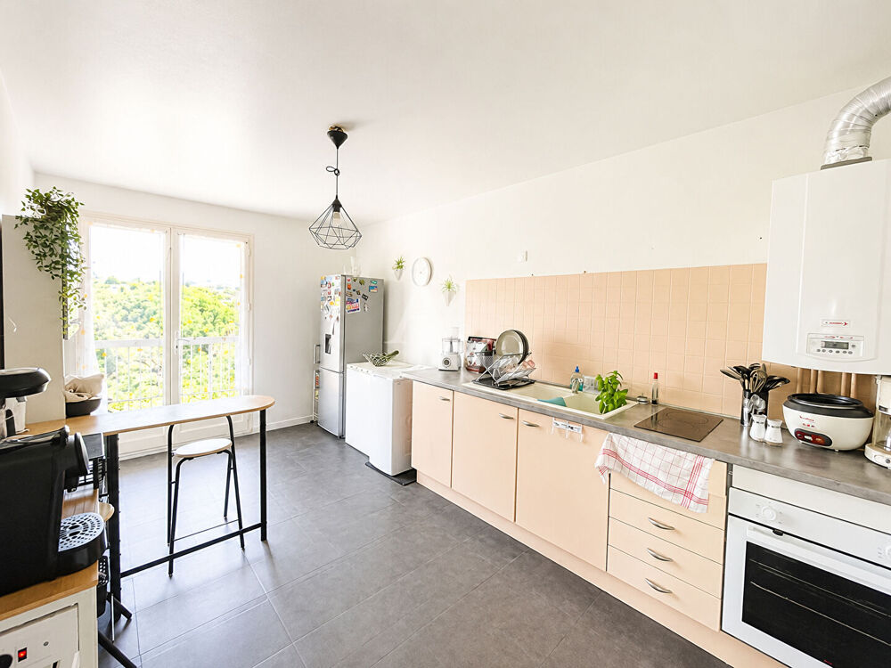 Salon-de-Provence Spacieux T3 de 80 m² avec garage et deux balcons