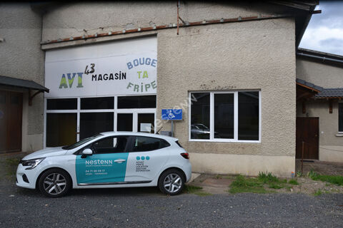   Grand Local commercial sur Yssingeaux proche centre ville parking  proximit 