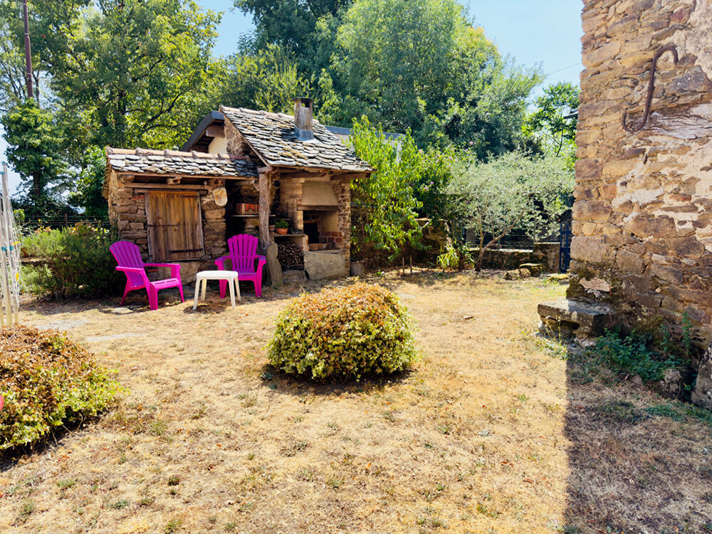 LEDERGUES - MAISON DE CARACTÈRE D'ENVIRON 150 M² - 6 PIÈCES - 3 CHAMBRES - JARDIN - DÉPENDANCES