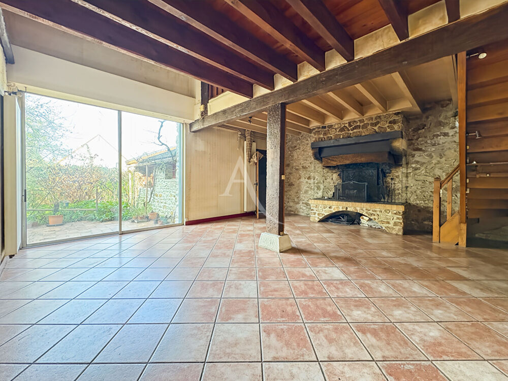 Ancien corps de ferme à Janville-sur-Juine avec grand garage et dépendance