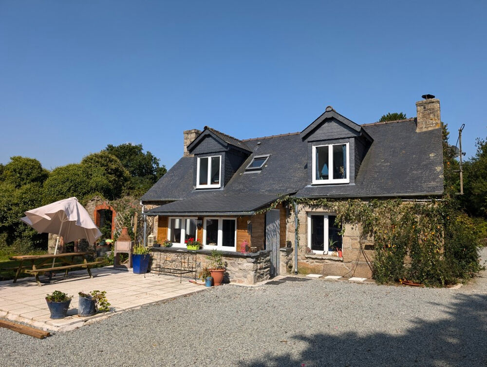 COTES D'ARMOR - Une maison en pierre de 2 chambres, un gîte de 1 chambre avec un garage et près de Locarn