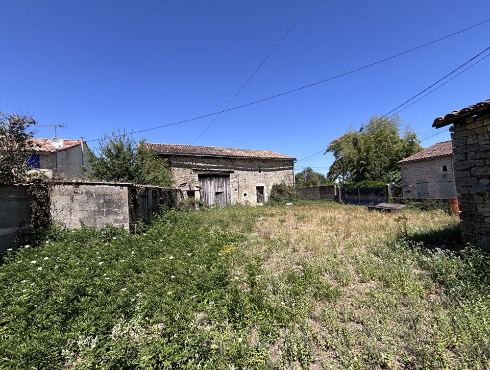 Deux granges avec dépendances et jardin offrant un fort potentiel de rénovation