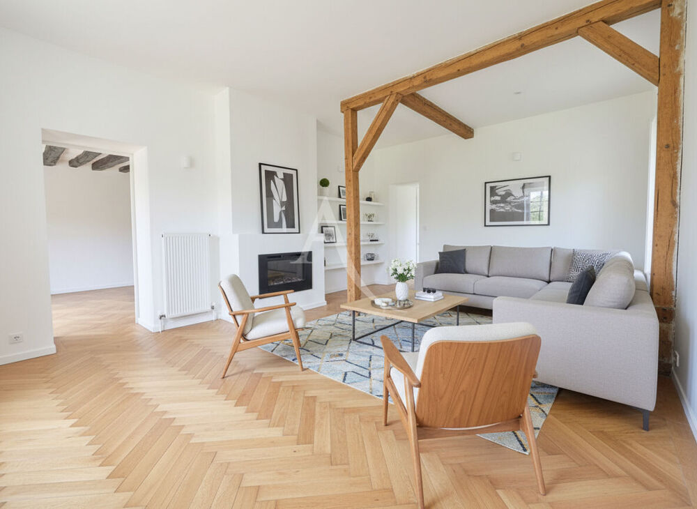 Maison de village 3 chambres à rénover avec grand garage et dépendances - Terrain clos et arboré