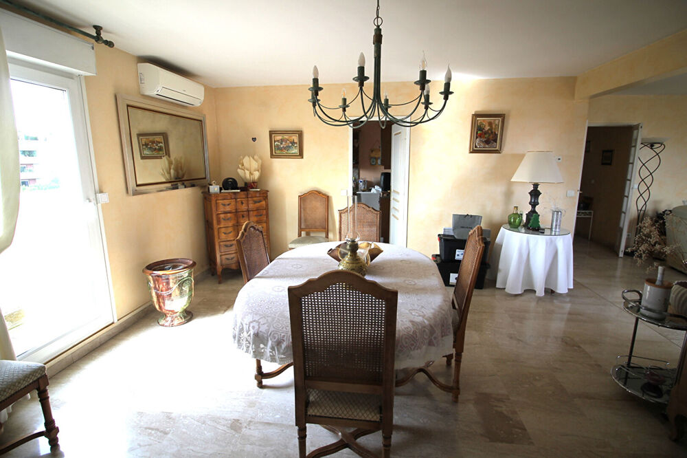 NIMES JEAN-JAURES Magnifique appartement P5 au dernier étage avec terrasse de 80m² et garage.