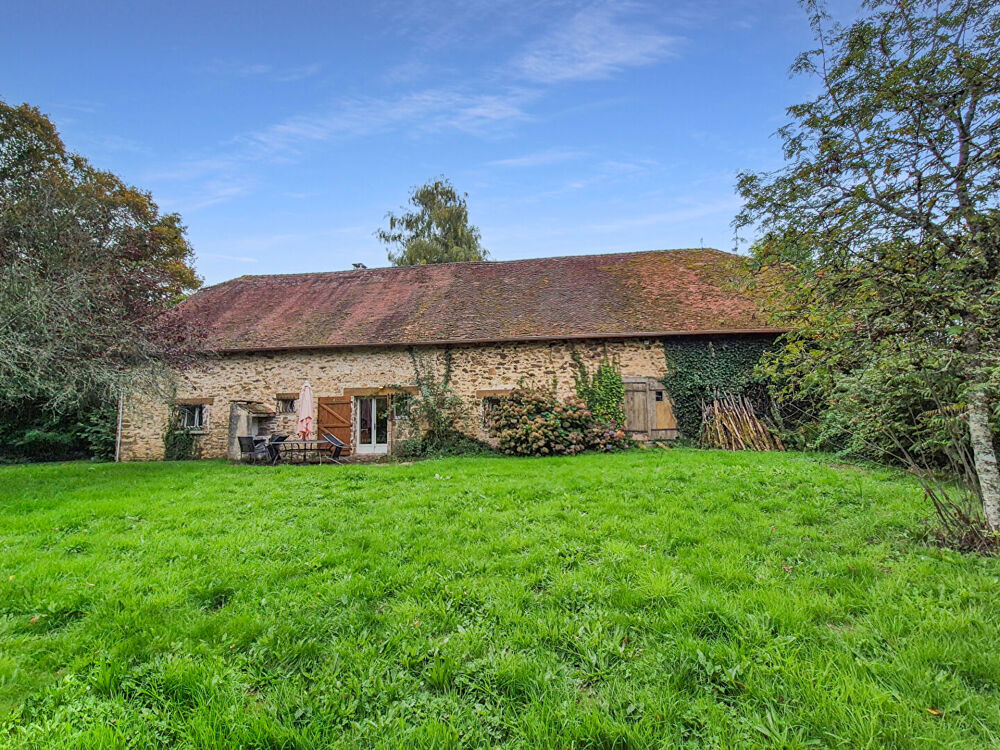 CORREZE. LUBERSAC. Maison en pierre de 3 chambres (en plein pied), grange attenante, puits et jardin plat de 3565 m².