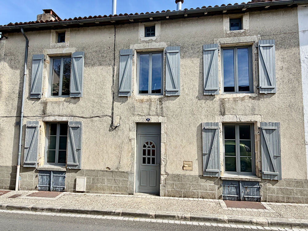 Belle maison de ville de caractère avec de beaux volumes, jardin privé au coeur de Ruffec