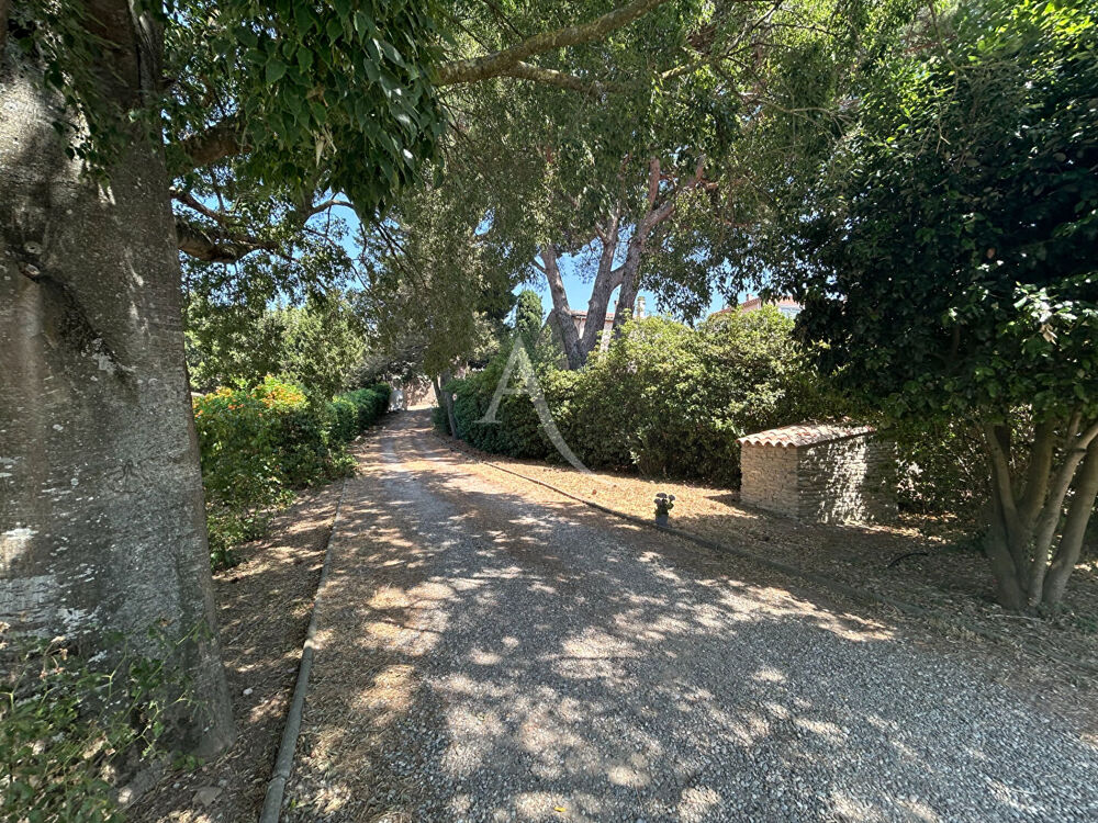 Maison d'architecte avec piscine, et terrain arboré de 1 400 m²