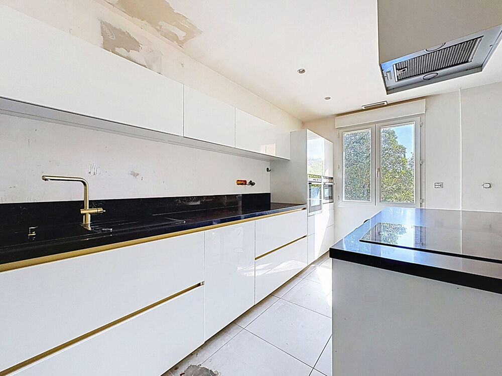 Vente Maison Maison Vedène - Grande propriété 355 m² - 7 chambres, piscine et fort potentiel Vedene