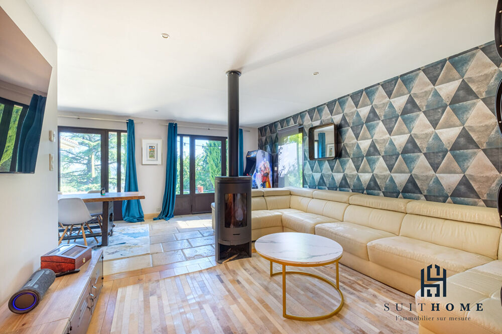 A vendre maison 175 m² à Saint Romain Au Mont D Or, piscine et terrain clos et arboré