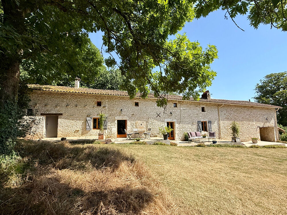 Ancienne ferme de caractère du XVIIe siècle entièrement rénovée avec piscine, dépendances et parc paysager