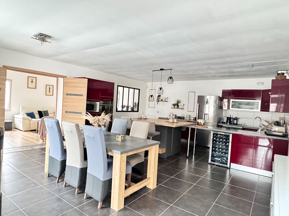 Vente Maison Maison  5 pièce(s) 142.37 m2 Tonnay charente