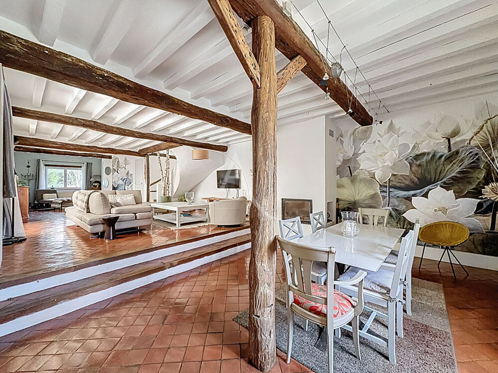 Vente Maison Demeure de charme située à Bassevelle - 260 m2 - pièce de vie de 100 m2 - 4 chambres - piscine couverte - garage et nombreux sta La ferte sous jouarre