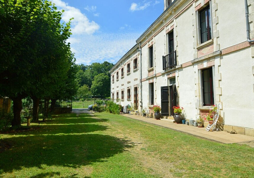 DORDOGNE - Proche EXCIDEUIL - Propriété sur île privée avec piscine