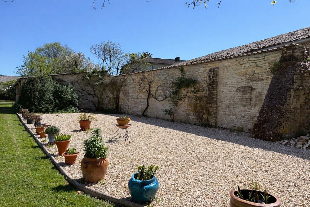 Élégante propriété de village avec dépendances et vastes jardins clos
