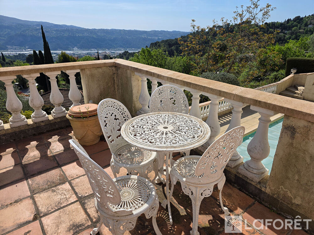 Villa avec piscine, terrasses, stationnements et superbe jardin sur les hauteurs de CARROS