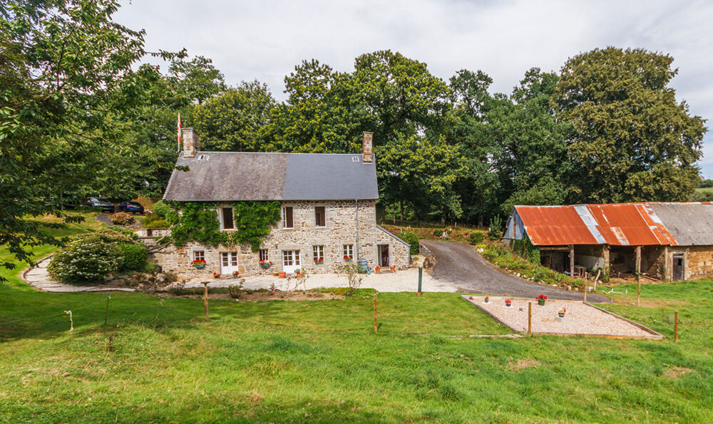 MANCHE : Maison en pierre de 4 chambres située dans un endroit privé avec dépendances et terrain.