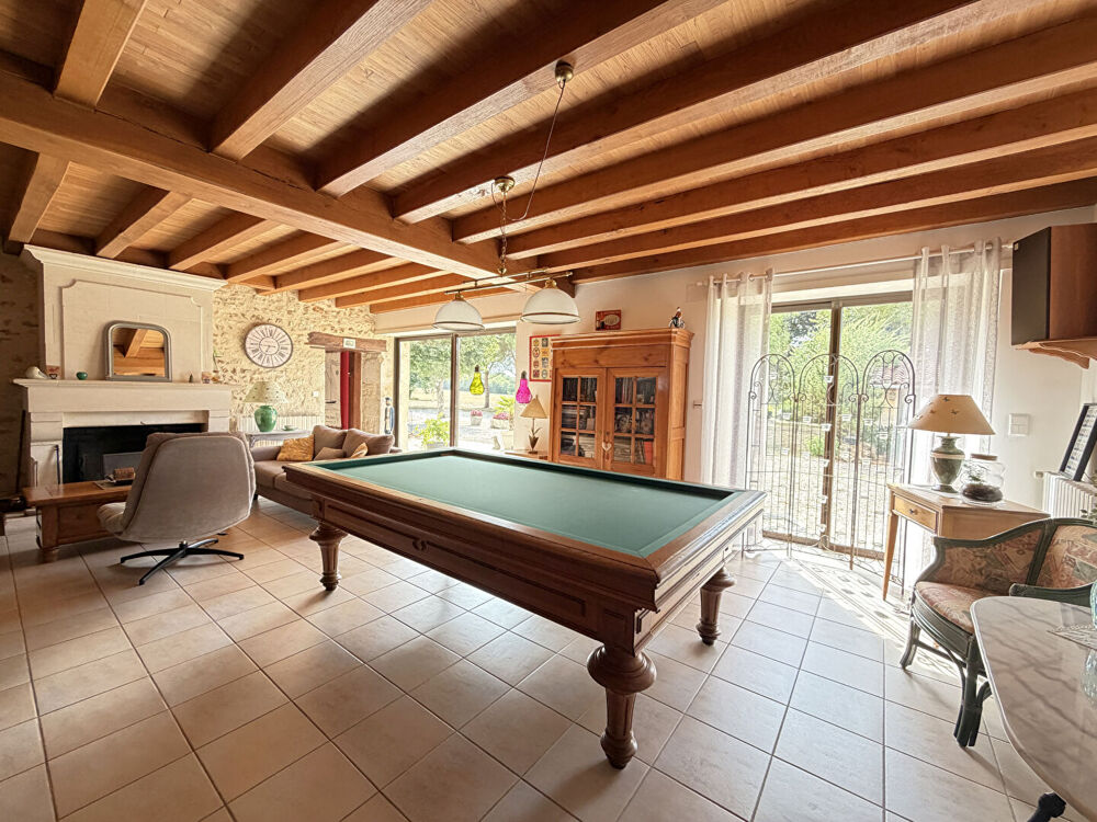 Magnifique propriété de caractère avec seconde maison, grange en pierre et vastes jardins à proximité de Nanteuil-en-Vallée