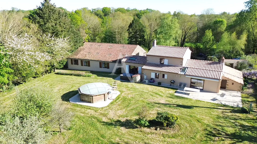 Maison en pierre de 222m² à vendre en campagne à proximité d'AIZENAY avec piscine et grange