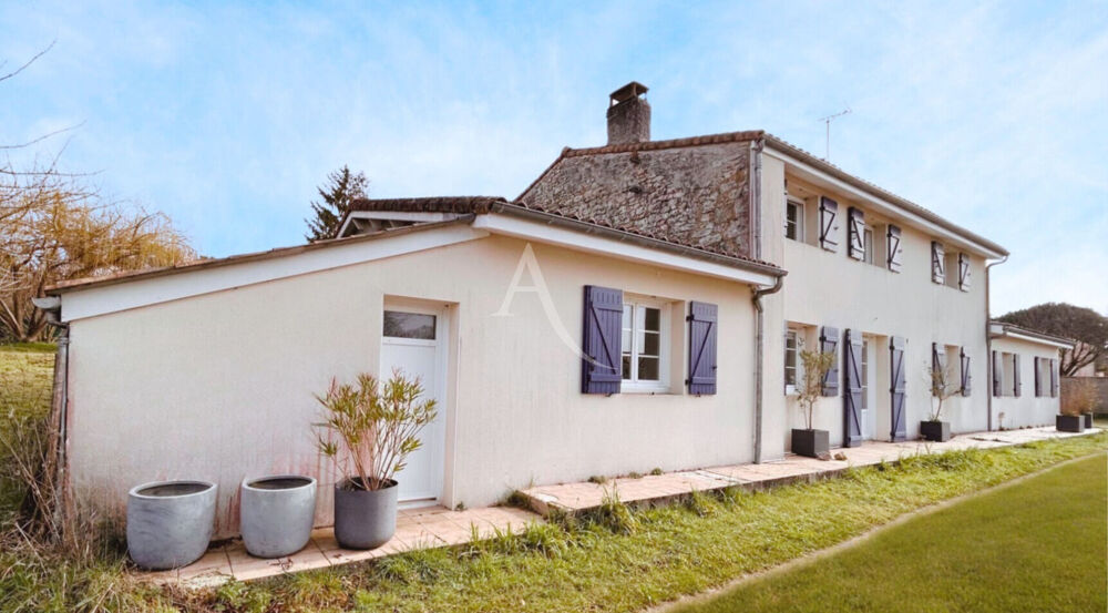 Vente Maison Maison charentaise Meursac 211 m2 au calme non mitoyenne Meursac