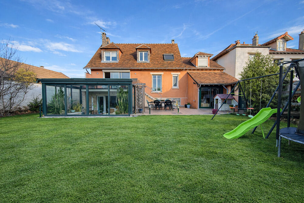 Maison familiale atypique avec piscine intérieure et espace bien-être - Torcy