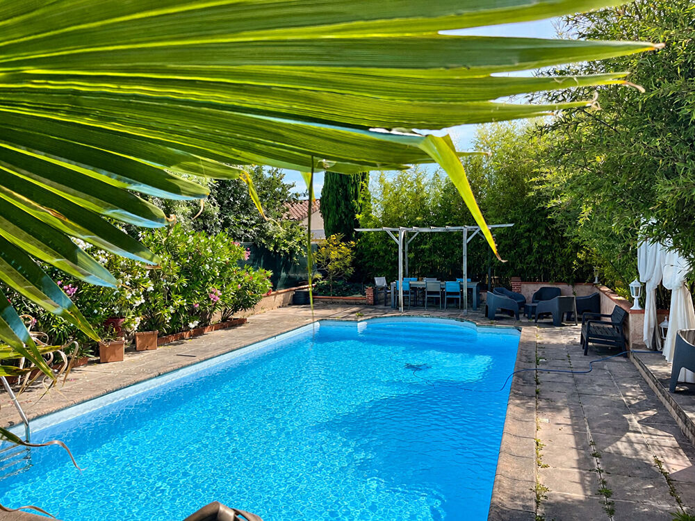 Maison contemporaine de plain-pied avec piscine et dépendance dans un environnement calme et paisible