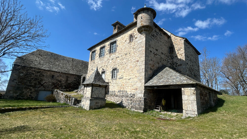 Manoir du XIVe siècle : Un balcon sur l'Aubrac et les Monts du Cantal