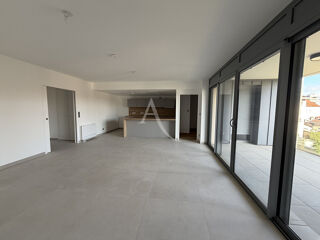  Appartement à louer 3 pièces 86 m²
