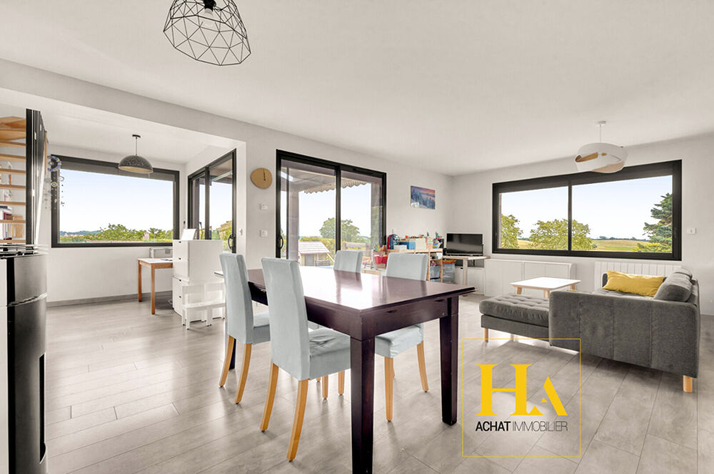 Vente Maison Maison de caractère de 118 m² avec pigeonnier, vue dégagée, piscine et panneaux solaires Ayguesvives