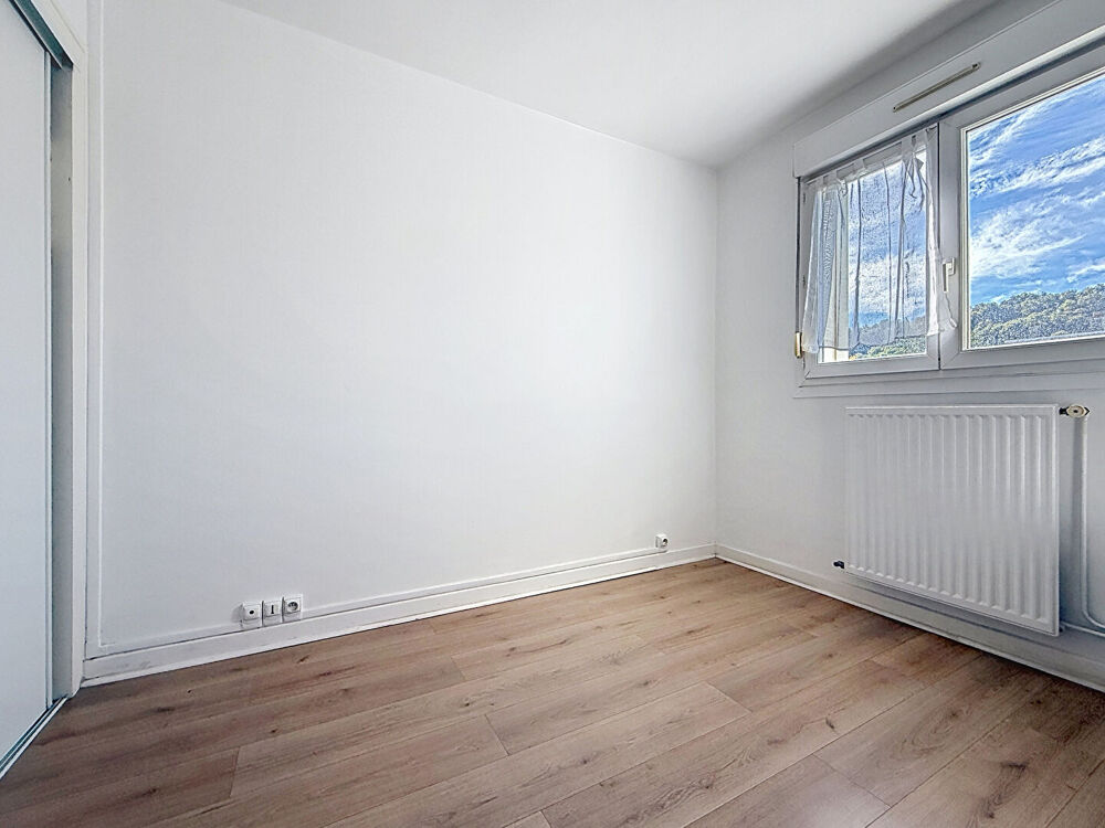 BOURGOIN-JALLIEU . Appartement T3 rénové avec balcon et cave. Proche gare, centre-ville et A43