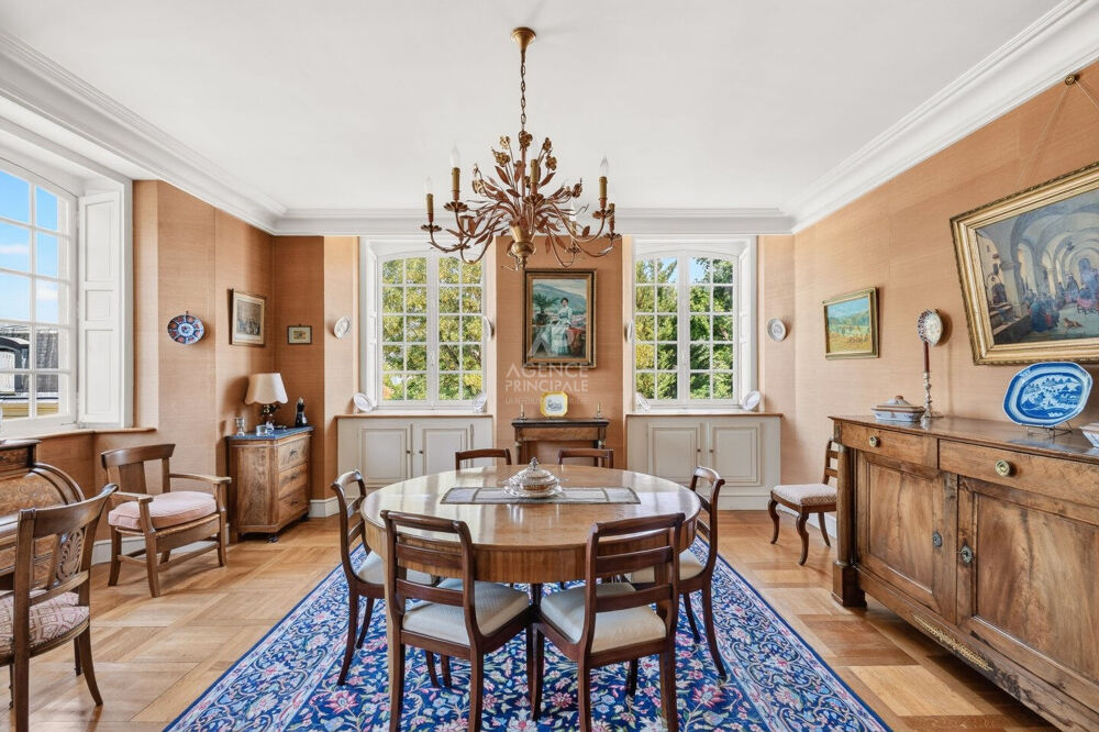 Vente Appartement Versailles Ermitage  Appartement 6 Pièces 167 m² carrez situé au 2ème étage avec ascenseur, gardien et parking Versailles