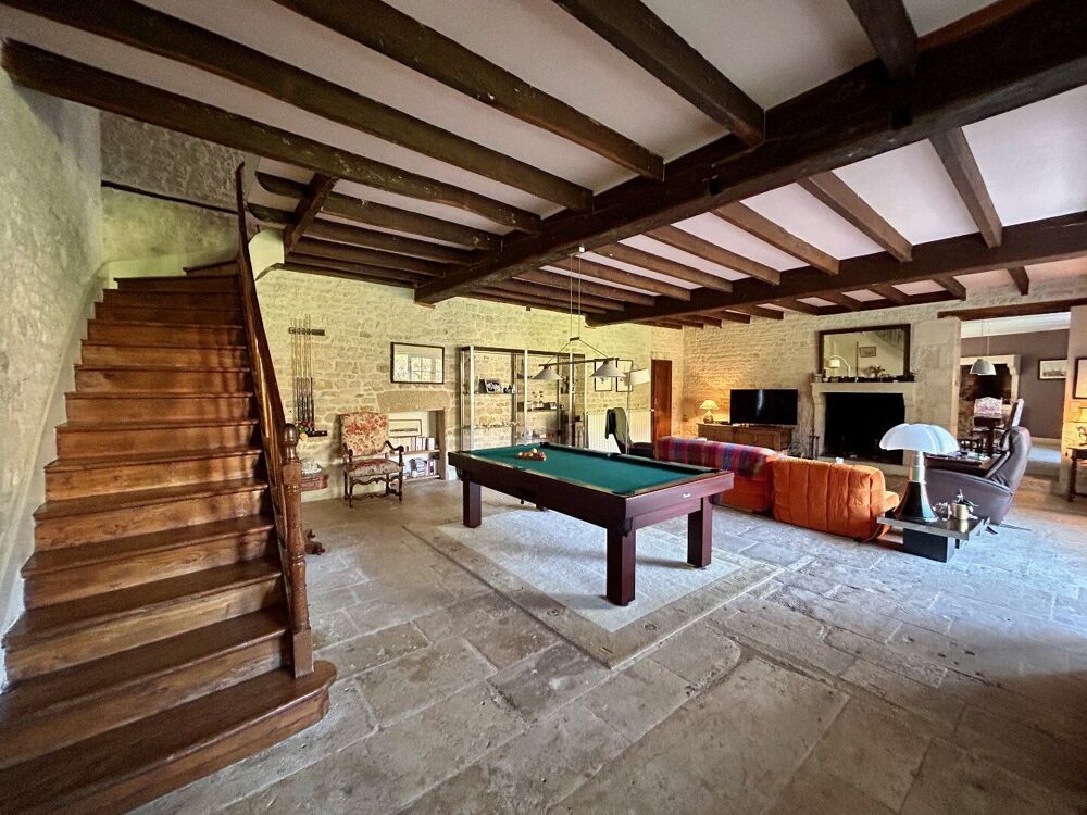 Magnifique Logis Ancien Rénové avec Piscine Intérieure, Court de Tennis et Jardins Clos de Murs