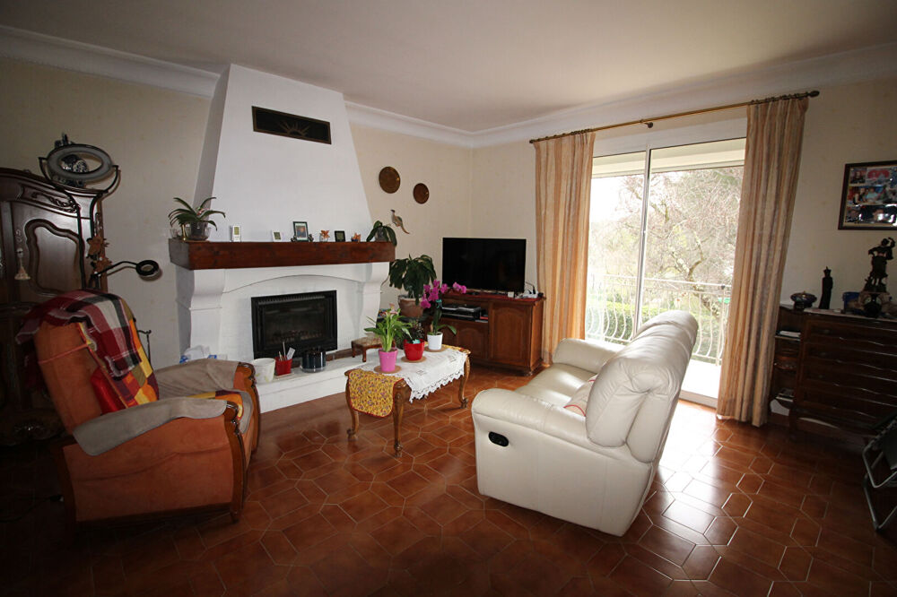 Vente Maison NIMES PROCHE CENTRE VILLE très belle villa en R+1 avec deux appartements P3 et P4.Piscine.Terrain 1127m². Nimes