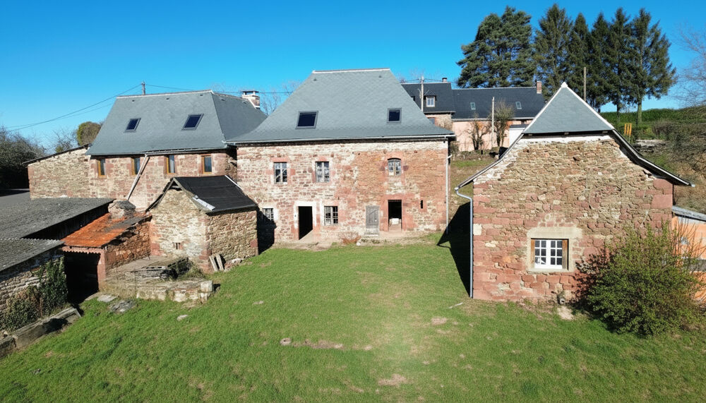 Ensemble en pierre, à rénover avec terrain certifié AB VILLECOMTAL
