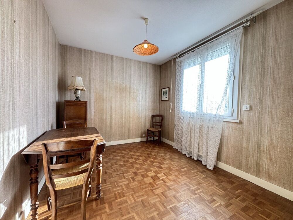 Maison individuelle de ville située dans un environnement calme avec garage.